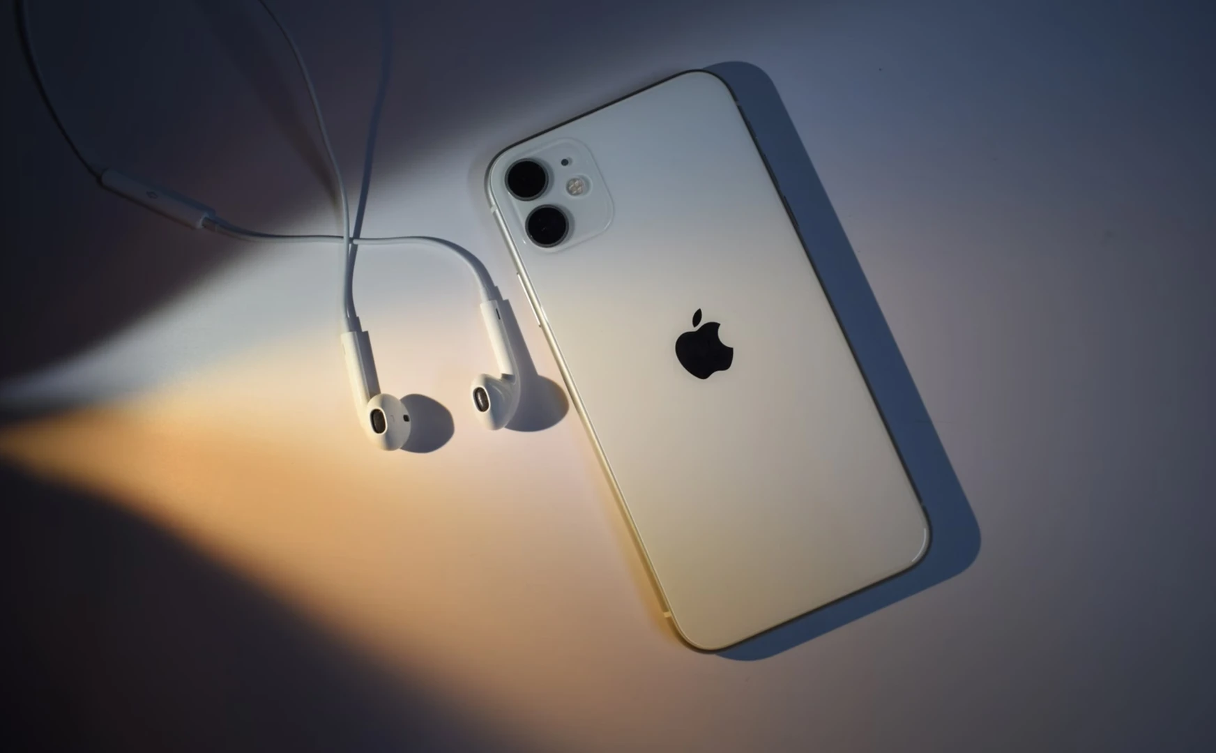 Молодежь предпочитает Apple? Выяснено, с какими смартфонами ходят зумеры